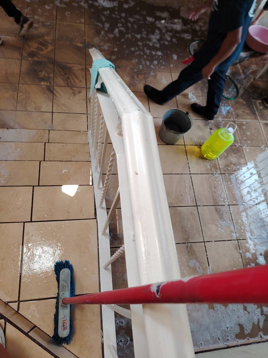Durante: tallado y lavado de pisos